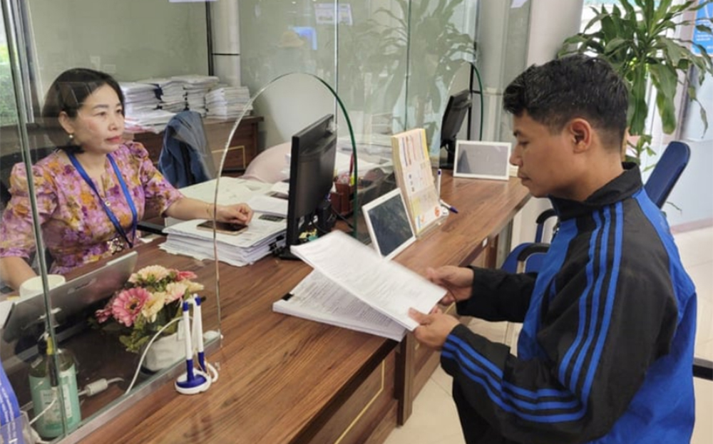 Người dân thực hiện thủ tục hành chính tại Trung tâm Phục vụ hành chính công và Kiểm soát thủ tục hành chính tỉnh Hưng Yên.