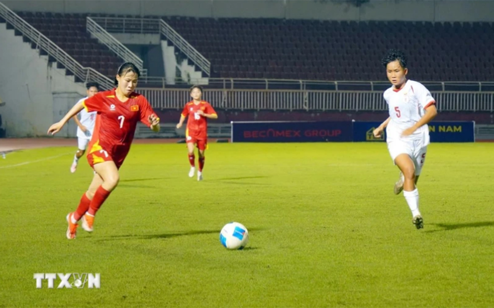 U19 nữ Việt Nam (áo đỏ) giành chiến thắng trước U19 nữ Myanmar.