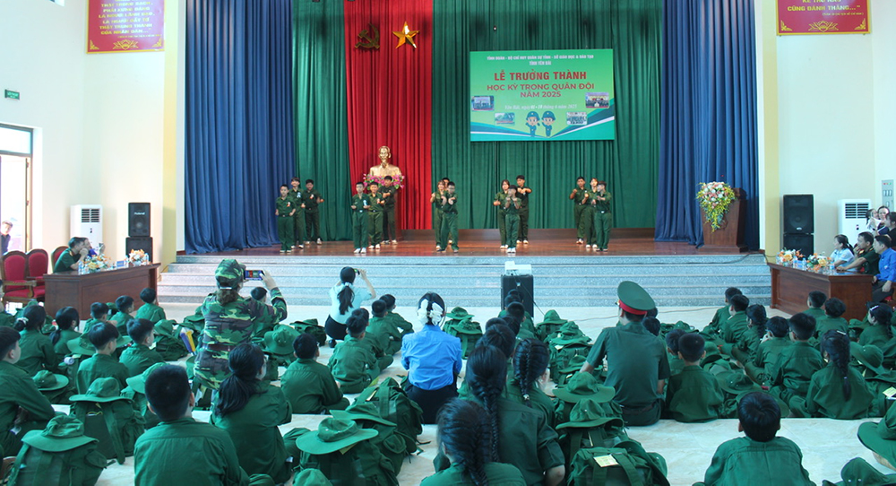 Các chiến sỹ nhí thực hiện nội dung báo cáo rèn luyện.