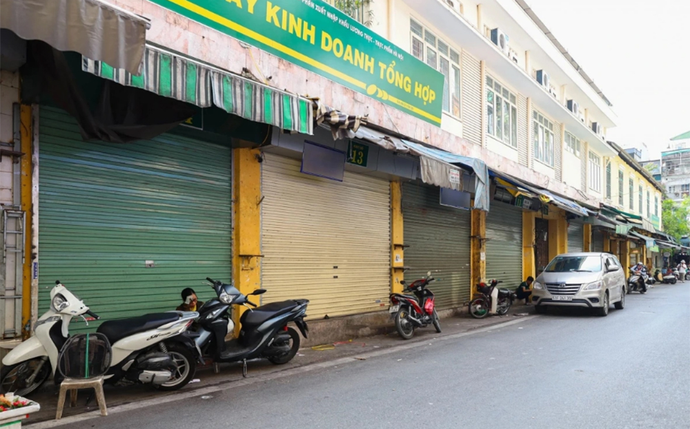 Nhiều gian hàng trên phố cổ Hà Nội đồng loạt đóng cửa.
