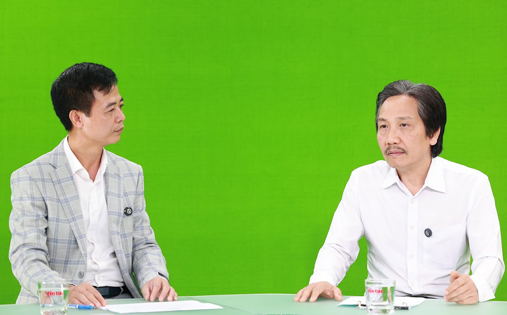 TS Trần Anh Tuấn (bên phải ảnh), nguyên Thứ trưởng Bộ Nội vụ, Chủ tịch Hiệp hội Khoa học hành chính Việt Nam trả lời phỏng vấn với phóng viên báo Tin tức và Dân tộc.