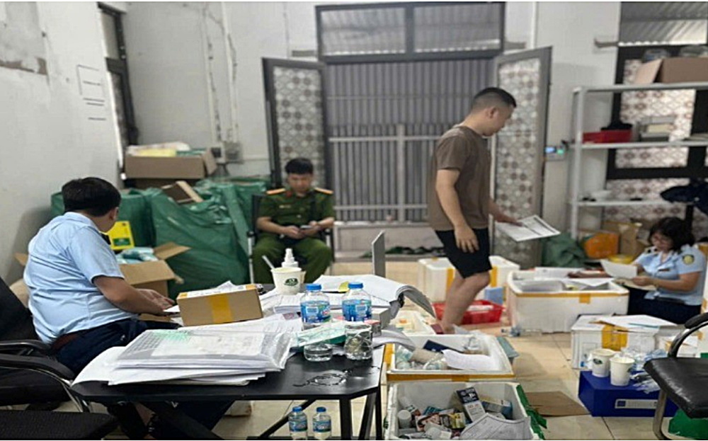 Lực lượng chức năng kiểm đếm hàng hóa vi phạm tại một cơ sở kinh doanh mỹ phẩm trên địa bàn thành phố Hà Nội.