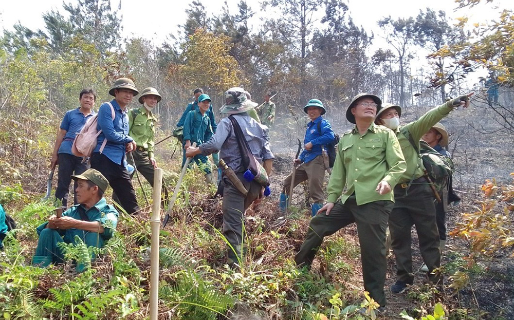 Lực lượng kiểm lâm huyện Mù Cang Chải cùng các tổ, đội bảo vệ rừng kiểm tra, kiểm soát rừng.