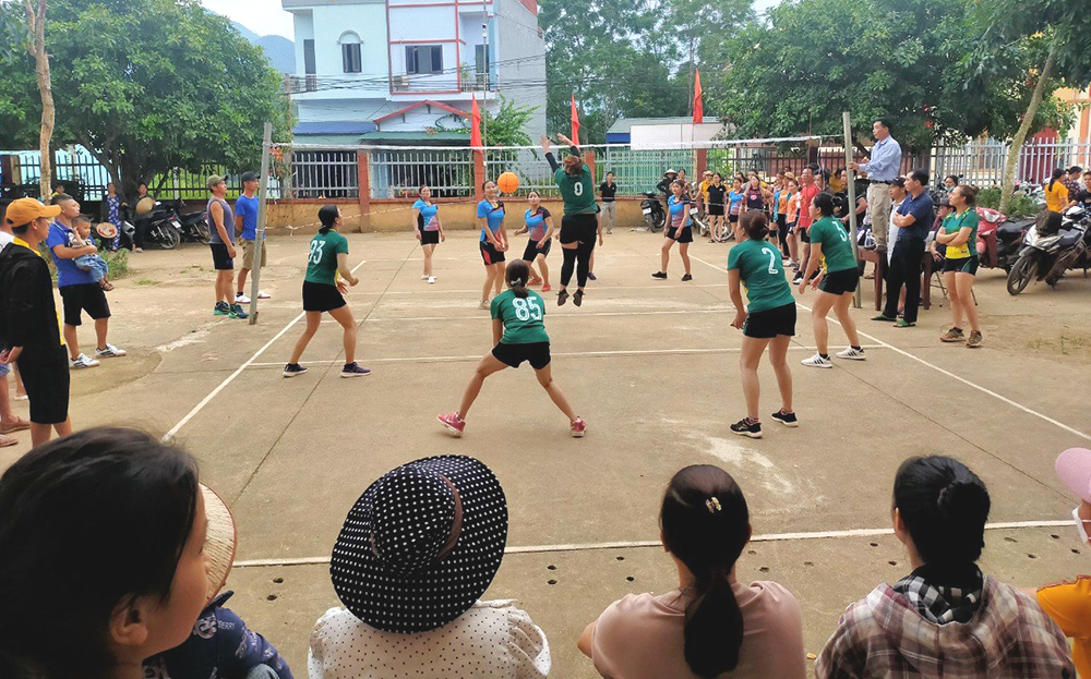 Một trận thi đấu tại Giải bóng chuyền hơi nữ, xã Bình Thuận.