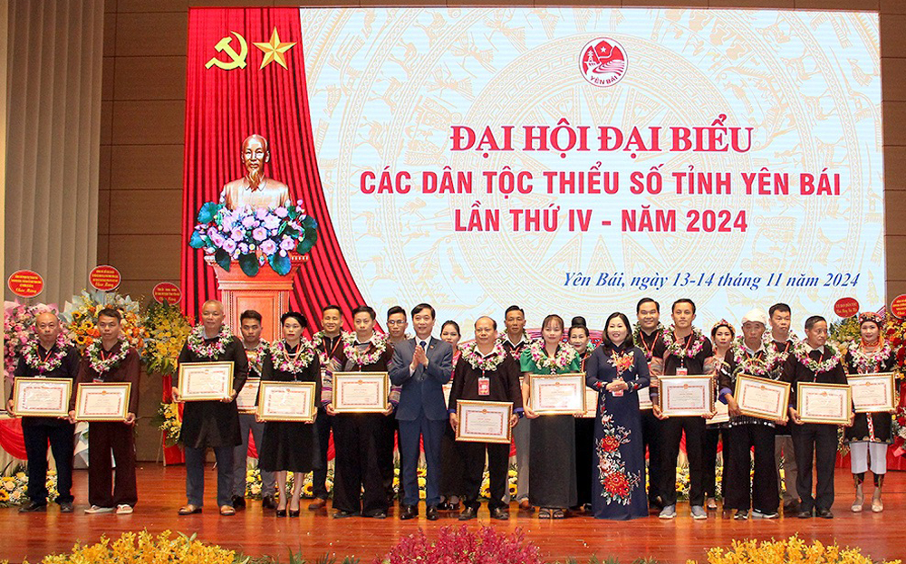 Các tập thể và cá nhân có thành tích trong phong trào thi đua yêu nước năm 2024 được khen thưởng.