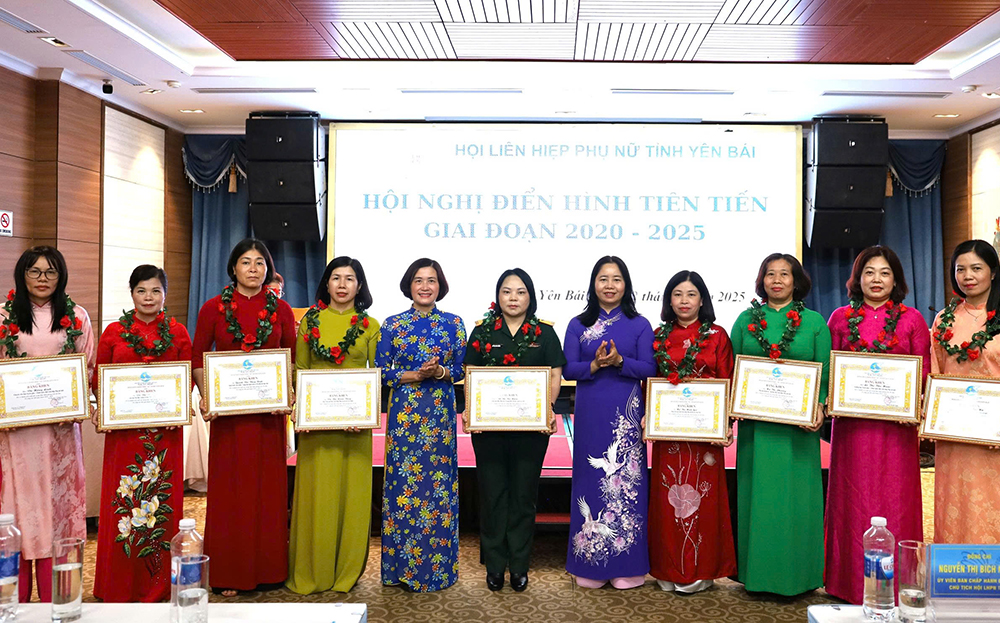 Lãnh đạo Hội LHPN tỉnh và Ủy ban Mặt trận Tổ quốc tỉnh tặng bằng khen cho các cá nhân được biểu dương tại Hội nghị điển hình tiên tiến giai đoạn 2020 - 2025 do Hội LHPN tỉnh tổ chức.