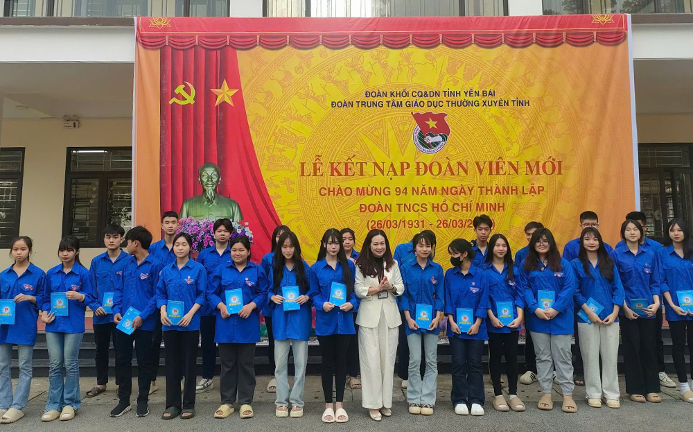 Các đoàn viên mới của Đoàn trường Trung tâm Giáo dục thường xuyên tỉnh nhận quyết định và Huy hiệu Đoàn.
