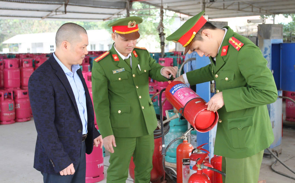 Cán bộ Phòng Cảnh sát PCCC&CNCH, Công an tỉnh kiểm tra công tác phòng cháy, chữa cháy tại một cơ sở chiết nạp ga ở xã Minh Quân, huyện Trấn Yên.