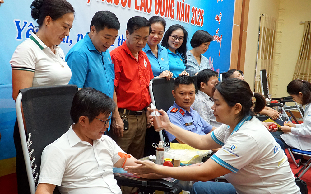 Đoàn viên, công nhân, viên chức, lao động tham gia Ngày hội hiến máu tình nguyện năm 2025.