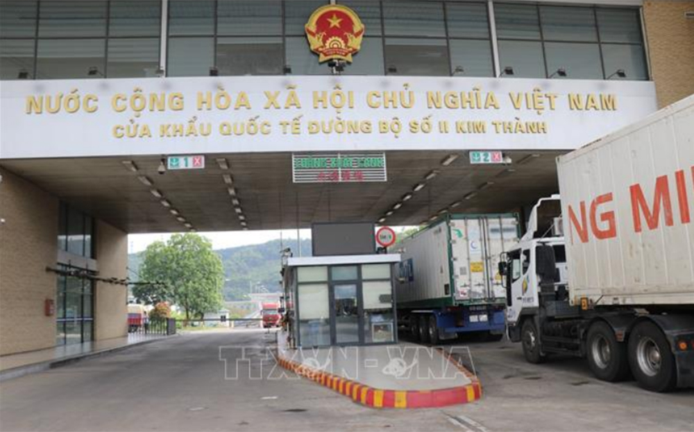 Xe hàng xuất nhập khẩu qua cửa khẩu Lào Cai.