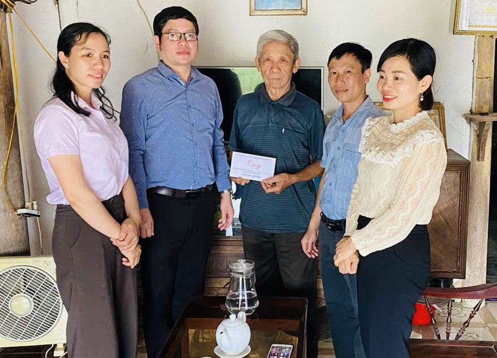 Lãnh đạo, cán bộ xã dafabet dang nhap Phú, huyện Văn dafabet dang nhap thăm, tặng quà gia đình chính sách, người có công với cách mạng Nhân kỷ niệm 50 năm Ngày giải phóng miền Nam, thống nhất đất nước (30/4/1975- 30/4/2025)