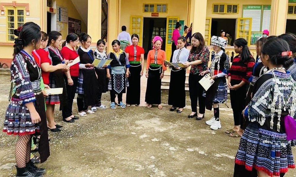 Đồng bào các dân tộc thiểu số huyện Trạm Tấu được thông tin, tuyên truyền về chính sách dành cho vùng đồng bào dân tộc thiểu số.