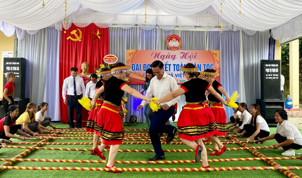 Lãnh đạo huyện Trấn Yên tham dự Ngày hội Đại đoàn kết tại thôn 7B, xã Việt Cường, huyện Trấn Yên.
