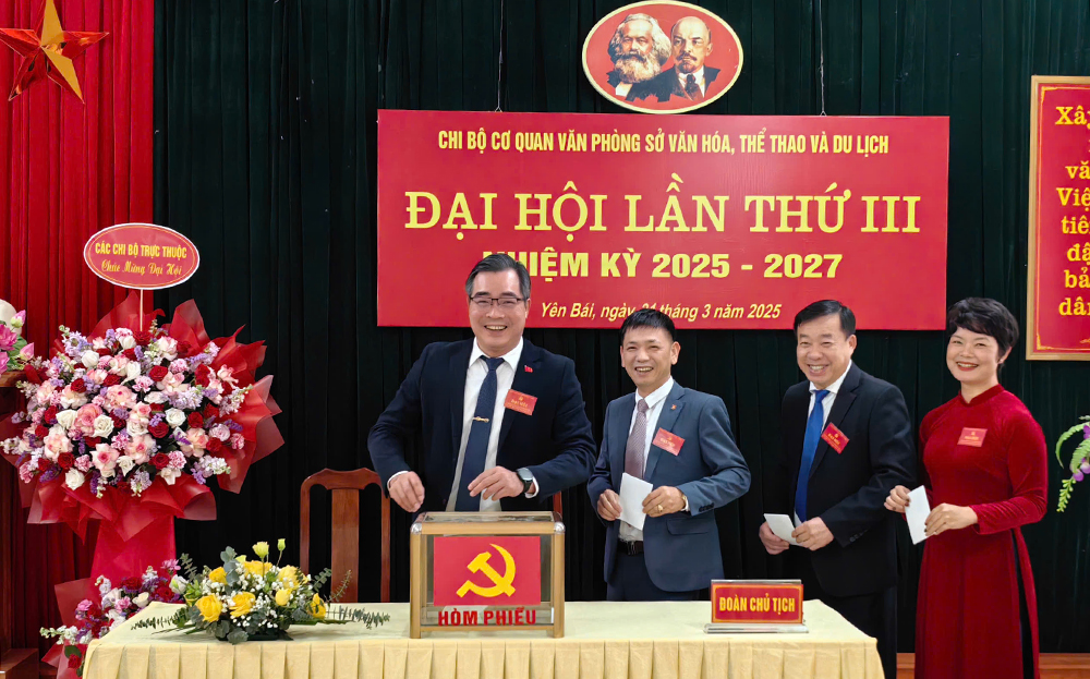 Các đại biểu bỏ phiếu thông qua các Nghị quyết Đại hội Chi bộ Cơ quan văn phòng Sở Văn hóa, Thể thao và du lịch lần thứ III, nhiệm kỳ 2025 - 2027.