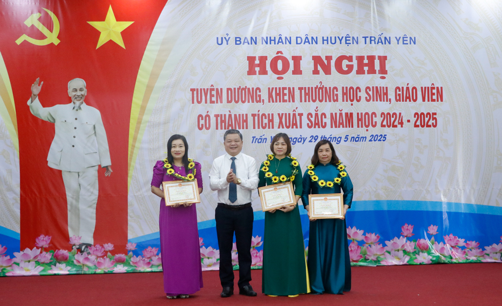 Lãnh đạo huyện Trấn Yên trao giấy khen cho 3 cô giáo tiếng Anh biệt phái đã hoàn thành tốt nhiệm vụ giảng dạy trong năm học 2024-2025.