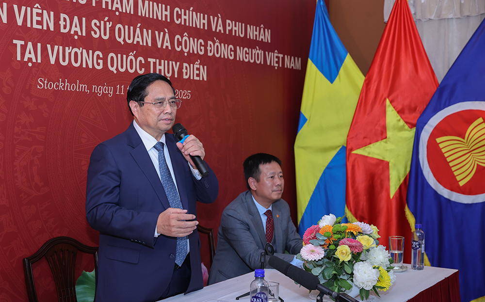 Thủ tướng Phạm Minh Chính phát biểu tại buổi gặp gỡ cộng đồng người Việt Nam tại Thụy Điển.