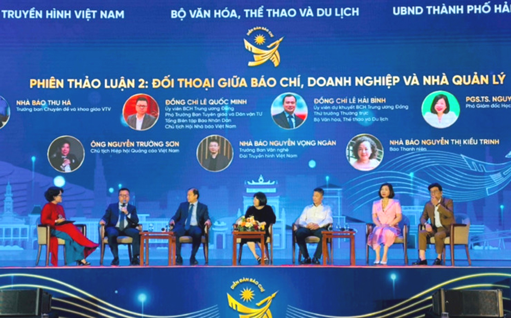 Các diễn giả trao đổi tại Diễn đàn vai trò của báo chí trong việc thúc đẩy phát triển các ngành công nghiệp văn hóa.
