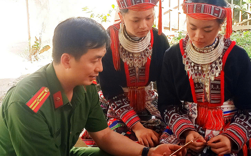 Thiếu tá Hoàng Vũ Trung hướng dẫn người dân cài đặt ứng dụng VNeID trên điện thoại thông minh.