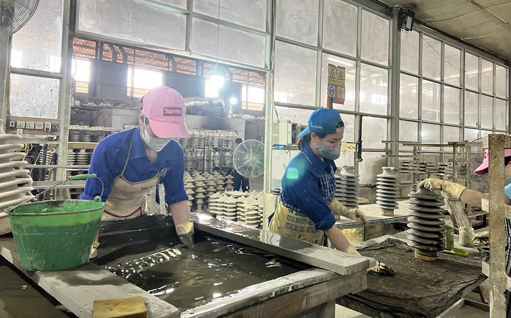 Công nhân Công ty Cổ phần Sứ kỹ thuật Hoàng Liên Sơn trong ca làm việc.