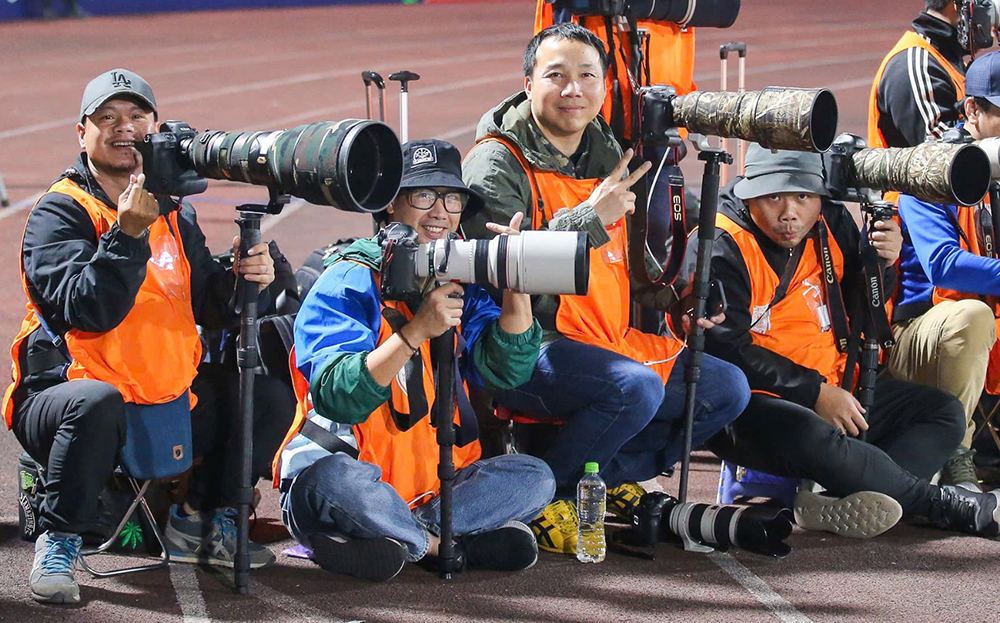 Nhiều phóng viên ảnh vẫn yêu thích dòng máy DSLR để phục vụ công việc làm báo.