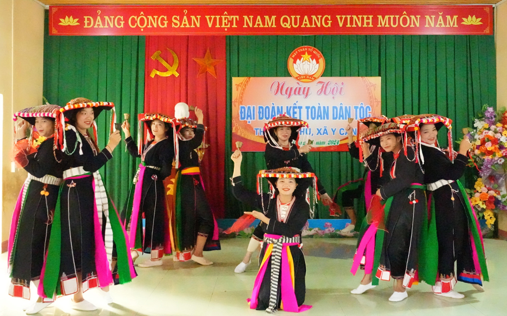 Tiết mục múa chuông của người dân thôn An Phú, xã Y Can trong Ngày hội Đại đoàn kết toàn dân tộc.