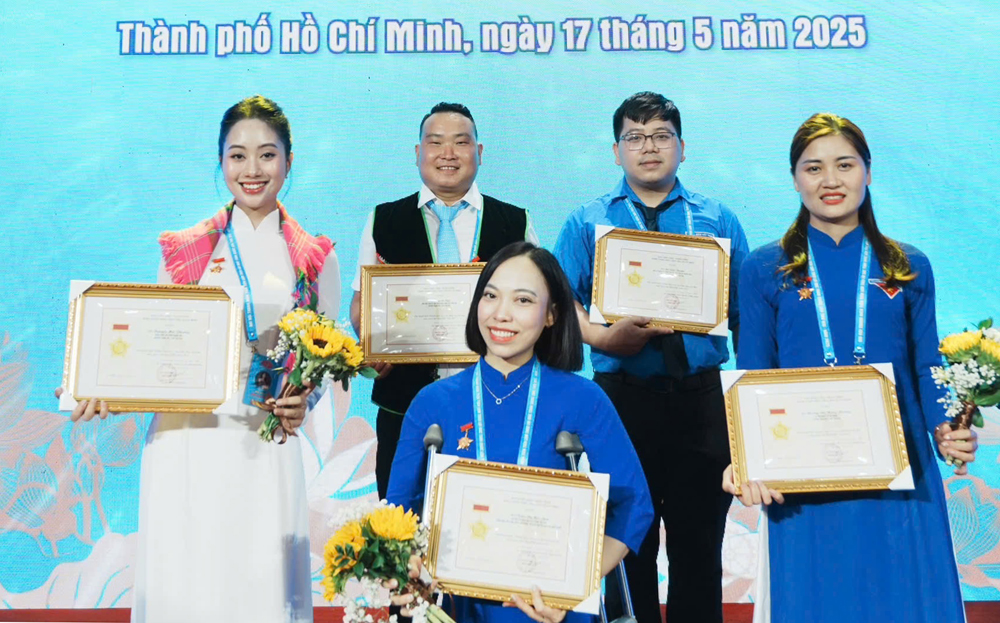 Đồng chí Hoàng Thị Hồng Thương (ngoài cùng bên phải) tham dự Đại hội Thanh niên tiên tiến làm theo lời Bác toàn quốc lần thứ VIII, năm 2025 tại thành phố Hồ Chí Minh.