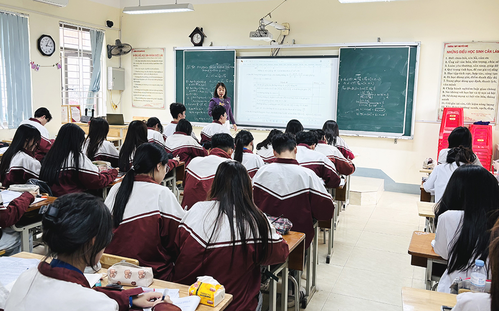 Cô và trò Trường THPT Nguyễn Huệ (thành phố Yên Bái) nỗ lực ôn luyện trước ngày thi.