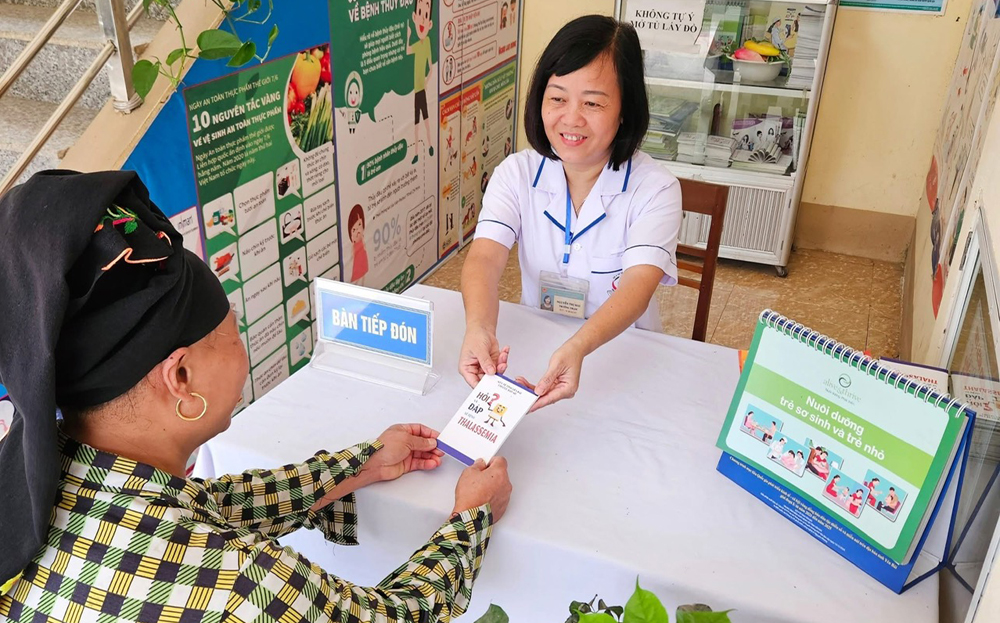 Cán bộ y tế huyện Văn Yên tư vấn, truyền thông cho đồng bào dân tộc thiểu số về phòng chống bệnh Thalassemia.