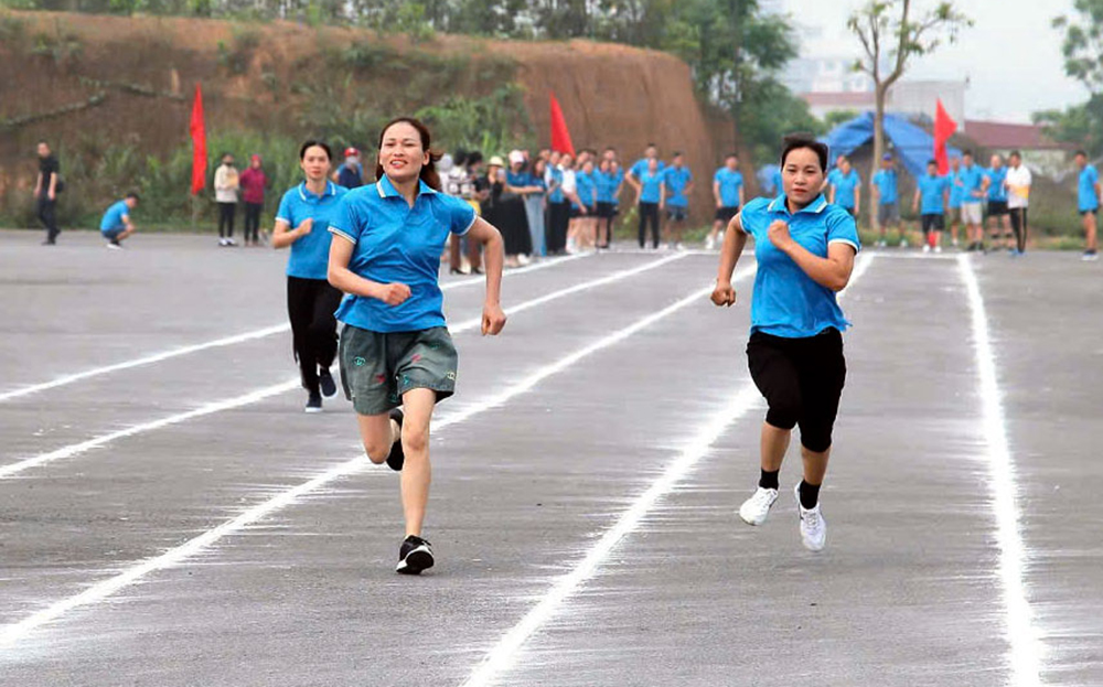 Công nhân các công đoàn cơ sở trực thuộc Công đoàn Các khu công nghiệp tỉnh tham gia Giải Chạy việt dã tại “Ngày hội của đoàn viên, công nhân lao động” năm 2025.