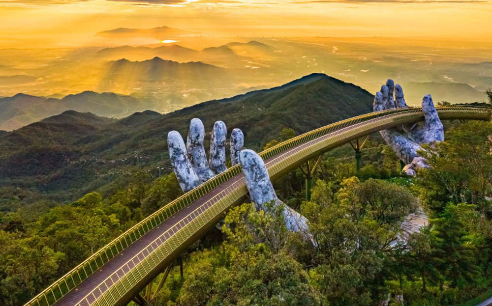 Cầu Vàng (Đà Nẵng), một trong những điểm du lịch thu hút khách trong và người nước đến tham quan.