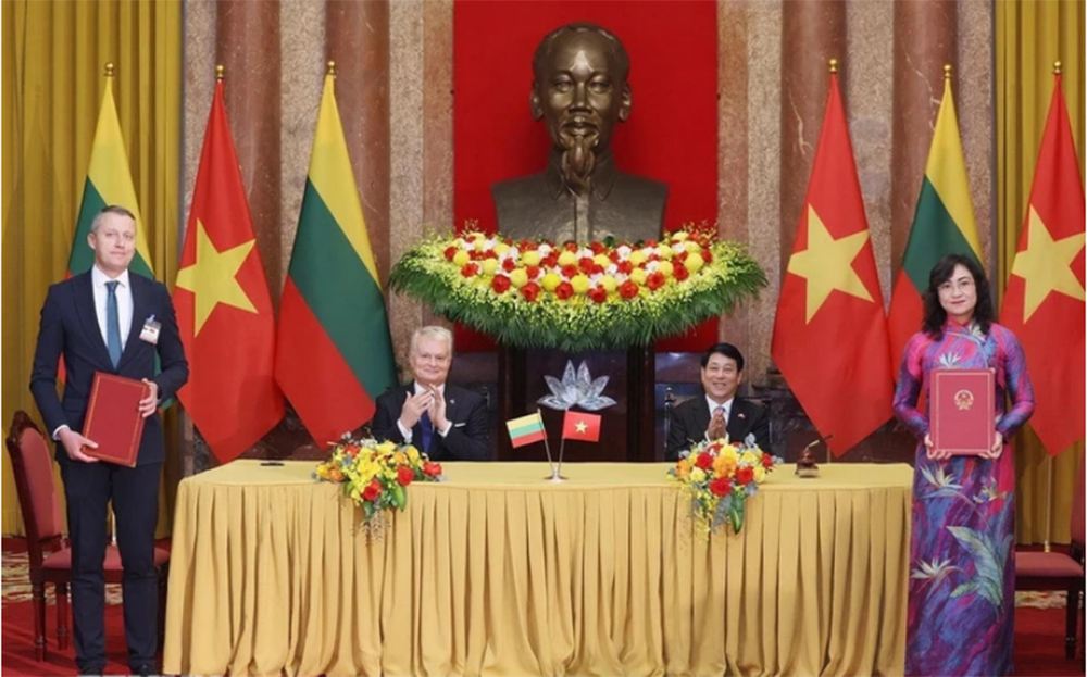 Chủ tịch nước Lương Cường và Tổng thống Lithuania Gitanas Nauseda chứng kiến lễ trao văn kiện hợp tác giữa hai bên