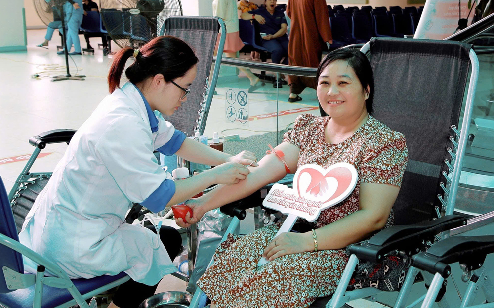 Người dân tham gia hiến máu tại Chương trình Hành trình Đỏ “Yên Bái - Giọt hồng hạnh phúc” năm 2024 được tổ chức tại thành phố Yên Bái.