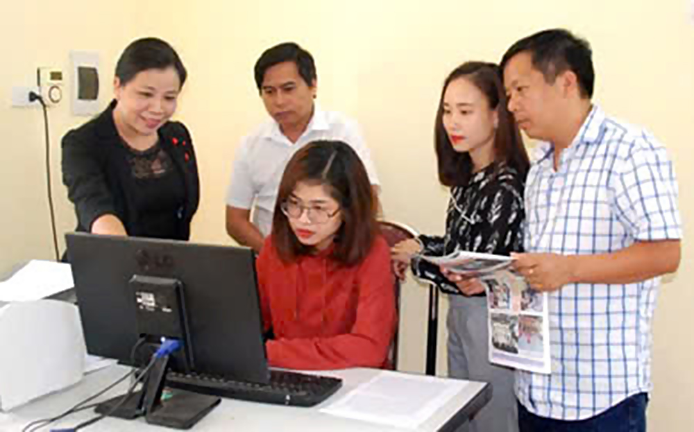 Phóng viên Báo Yên Bái trao đổi nghiệp vụ.