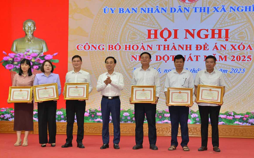 Chú thích ảnh: Lãnh đạo Thị ủy Nghĩa Lộ tặng bằng khen của UBND tỉnh cho các cá nhân, tập thể có dafabet dang nhap tích xuất sắc trong thực hiện Đề án xóa nhà tạm, nhà dột nát năm 2025