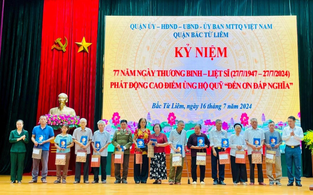 Trao quà cho người có công với cách mạng tại quận Bắc Từ Liêm (Hà Nội) năm 2024.