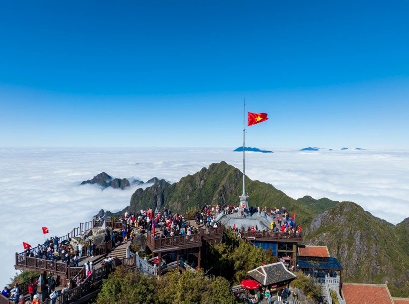 Đỉnh Fansipan (Lào Cai) nơi thu hút khách du lịch.