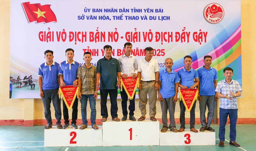 Ban tổ chức trao giải đồng đội nội dung nam đứng bắn nỏ.