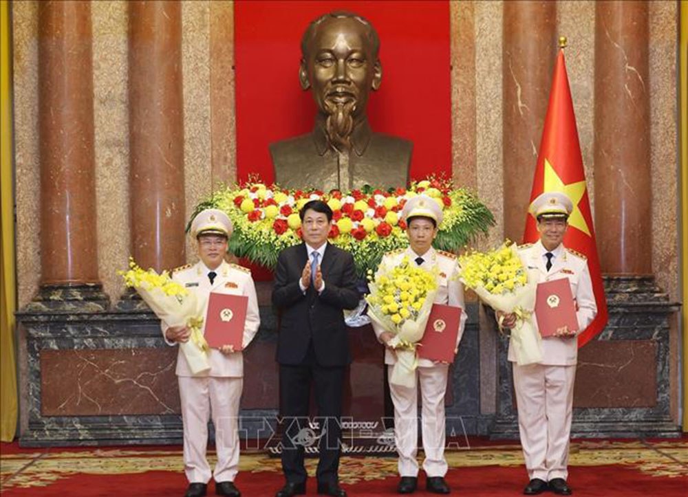 Chủ tịch nước Lương Cường trao Quyết định thăng cấp bậc hàm Thượng tướng đối với các đồng chí Thứ trưởng Bộ Công an Lê Tấn Tới, Lê Văn Tuyến, Nguyễn Văn Long.