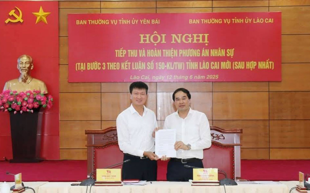 Bi thư Tỉnh ủy 2 tỉnh Yên Bái - Lào Cai ký Nghị quyết liên tịch của Ban Thường vụ Tỉnh ủy 2 tỉnh về phương án nhân sự tỉnh Lào Cai mới.