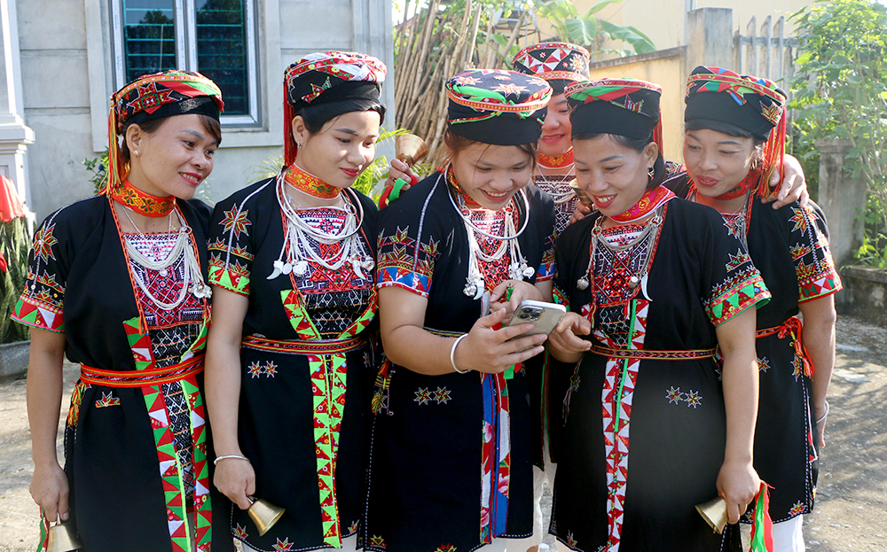 Người dân vùng cao Yên Bái tích cực tham gia, tự học tập và nâng cao kiến thức, kỹ năng công nghệ số.