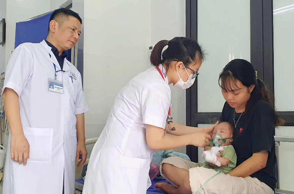 Cán bộ y bác sỹ Trung tâm Y tế huyện Lục Yên luôn ân cần thăm khám cho bệnh nhân.