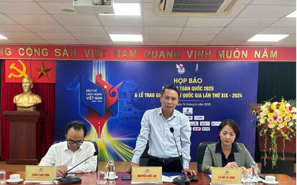 Các đồng chí chủ trì họp báo.