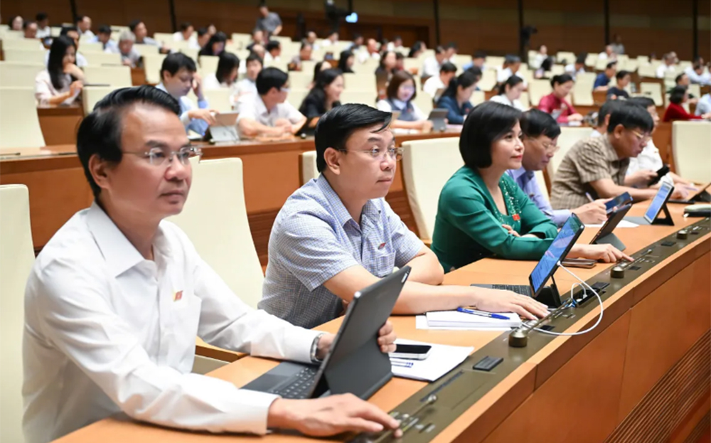 Đại biểu Quốc hội bấm nút thông qua Luật
