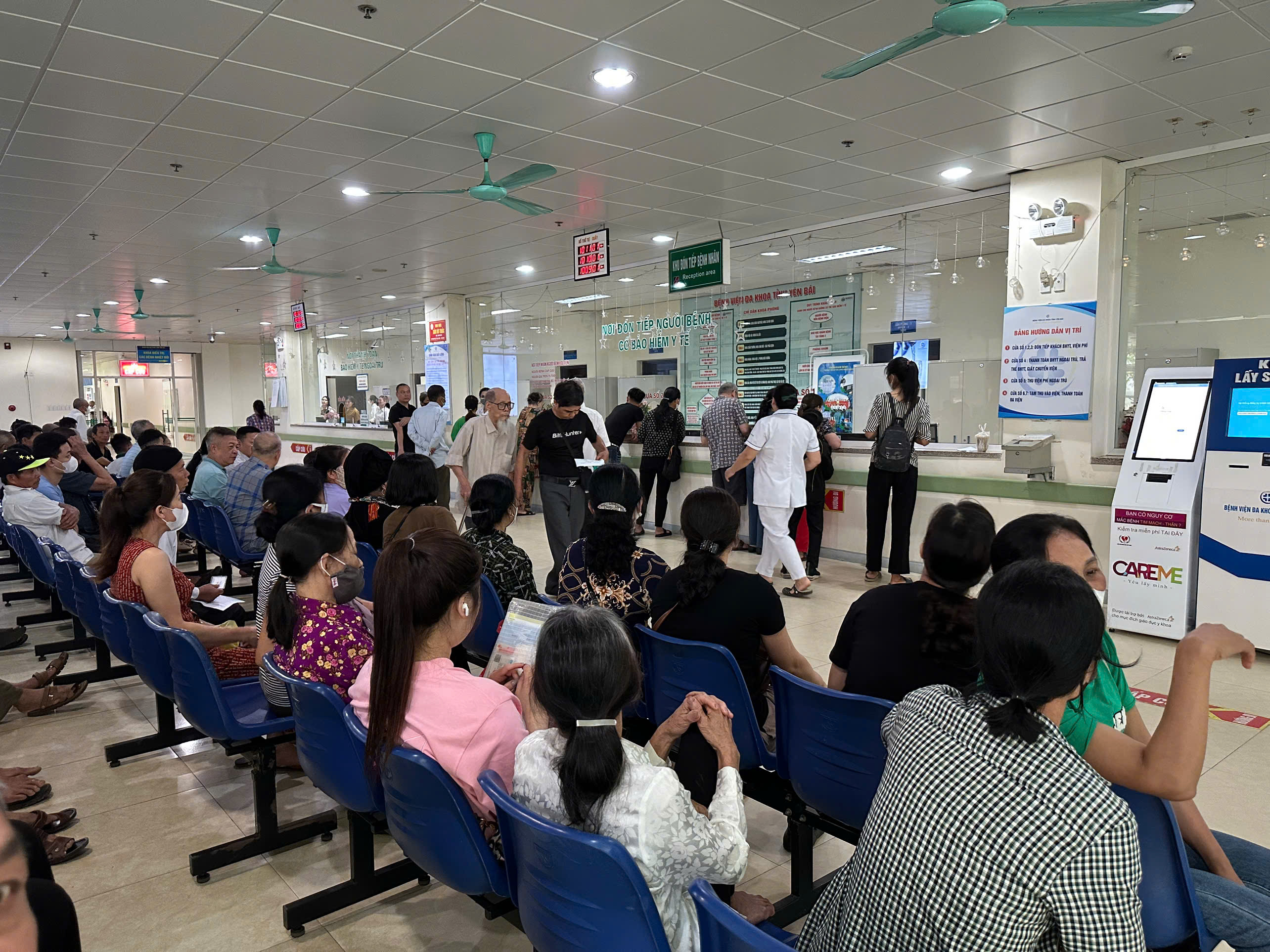 Người dân đăng ký khám chữa bệnh tại Bệnh viện Đa khoa tỉnh Yên Bái.