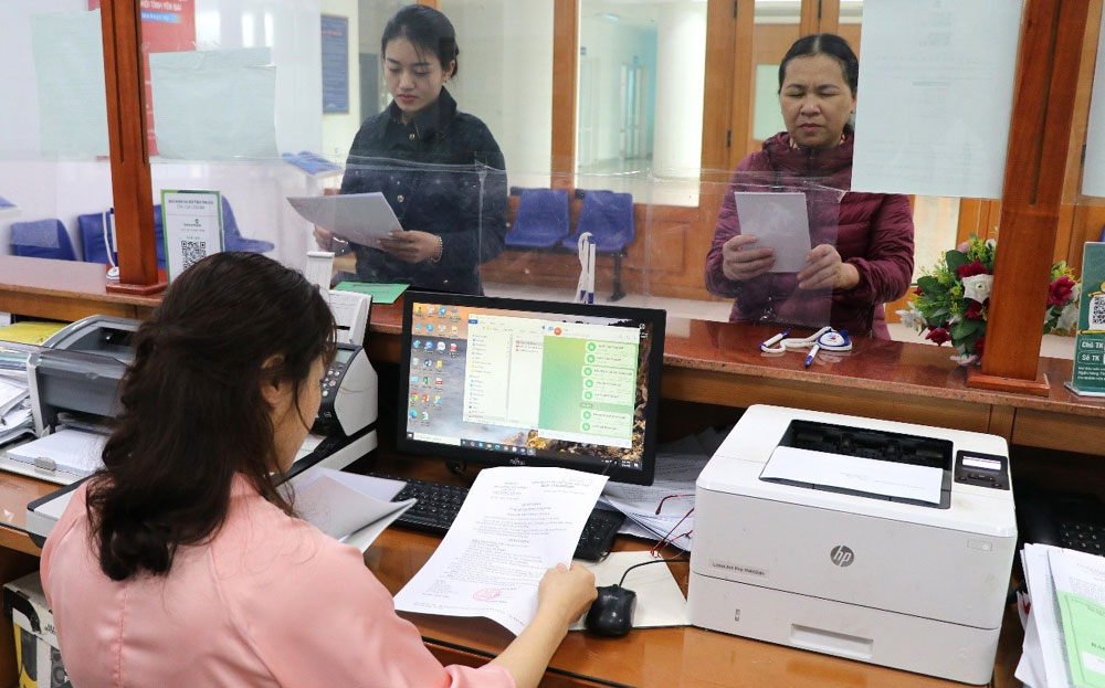 Viên chức BHXH khu vực XVII giải quyết chế độ chính sách cho người dân.