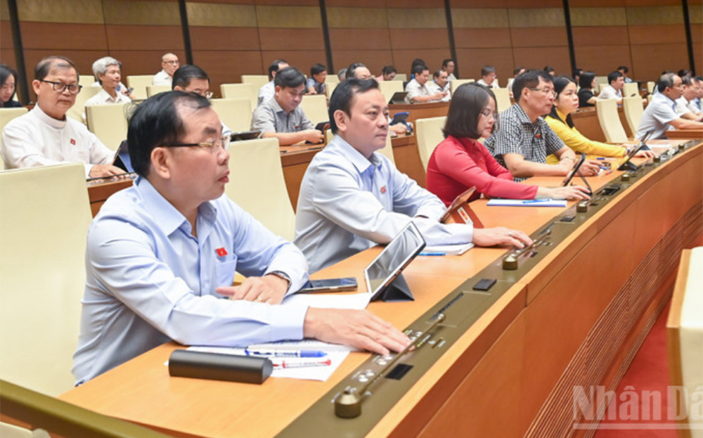 Đại biểu Quốc hội biểu quyết thông qua Luật Việc làm (sửa đổi).