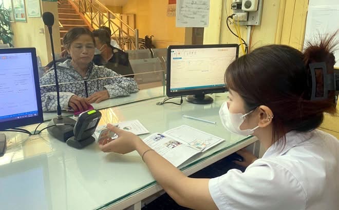 Người dân sử dụng thẻ CCCD gắn chíp để đăng ký khám chữa bệnh tại Bệnh viên Đa khoa khu vực Nghĩa Lộ.
