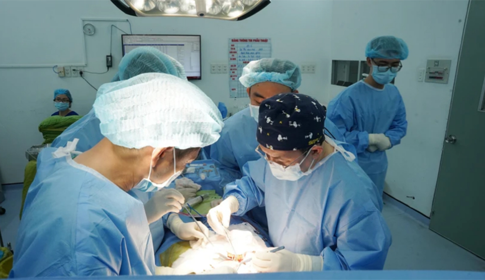 Các bác sỹ Bệnh viện Thống Nhất Thành phố Hồ Chí Minh thực hiện ghép thận cho bệnh nhân từ nguồn thận hiến của người chết não.