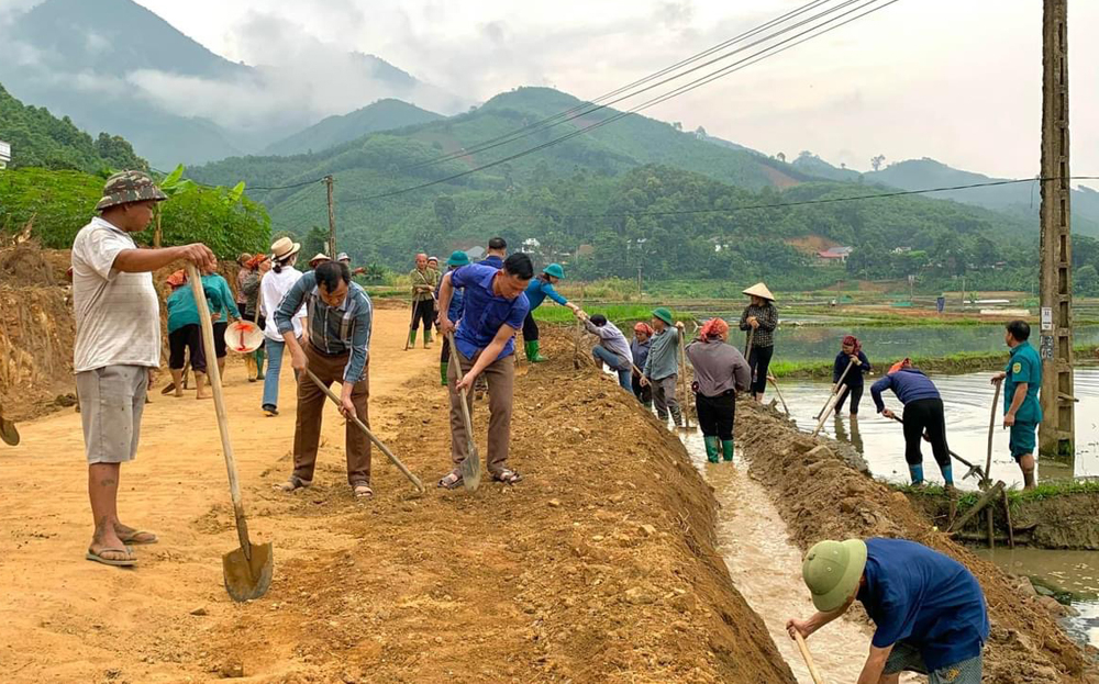 Người dân xã Yên Hợp, huyện Văn Yên chung sức làm đường giao thông nông thôn.