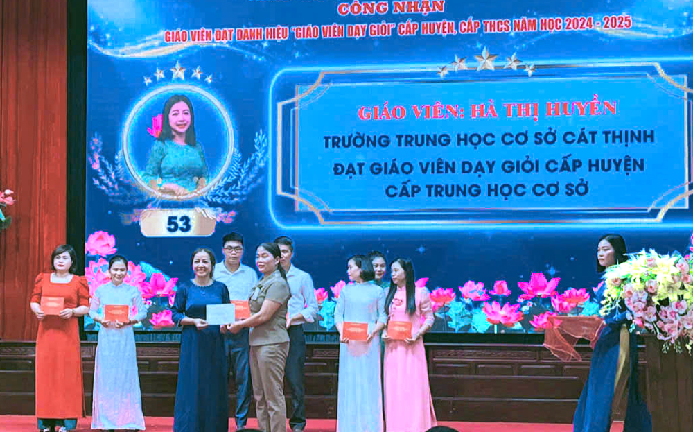 Lãnh đạo UBND huyện Văn Chấn trao Giấy chứng nhận giáo viên dạy giỏi cấp huyện năm học 2024 - 2025 cho cô giáo Hà Thị Huyền.